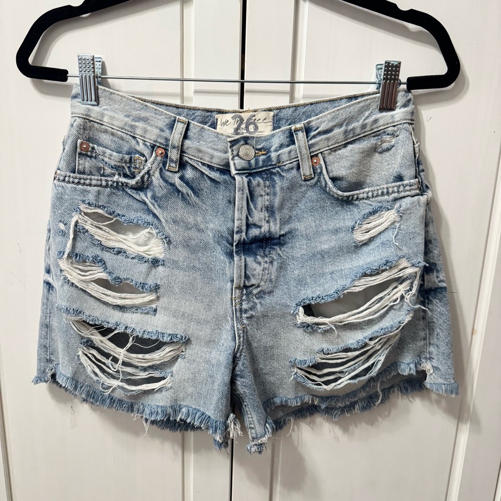 We The Free | Free People Maggie Mid-Rise Light Wash Distressed Shorts Size 26 - Picture 4 of 6